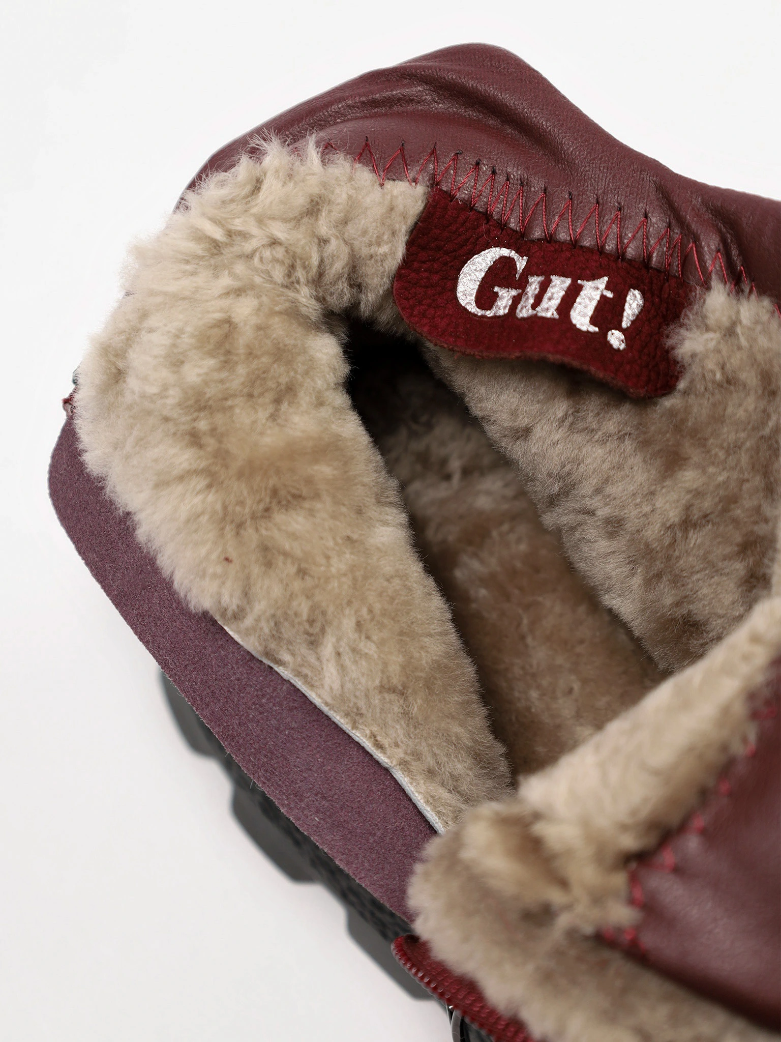 Кроссовки бордового цвета на рельефной подошве